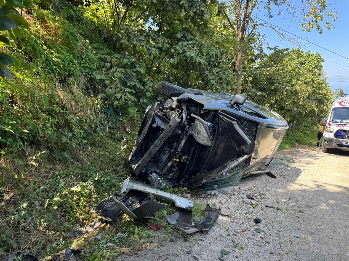 Giresun'da Aracın Yamaçtan Yuvarlanma Anı Kamerada: 4 Yaralı