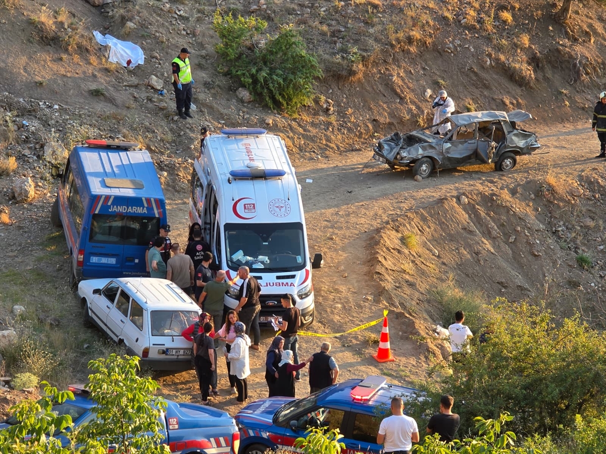 Adana'da Feci Kaza: Uçuruma Yuvarlanan Araçta Ölü ve Yaralılar Var
