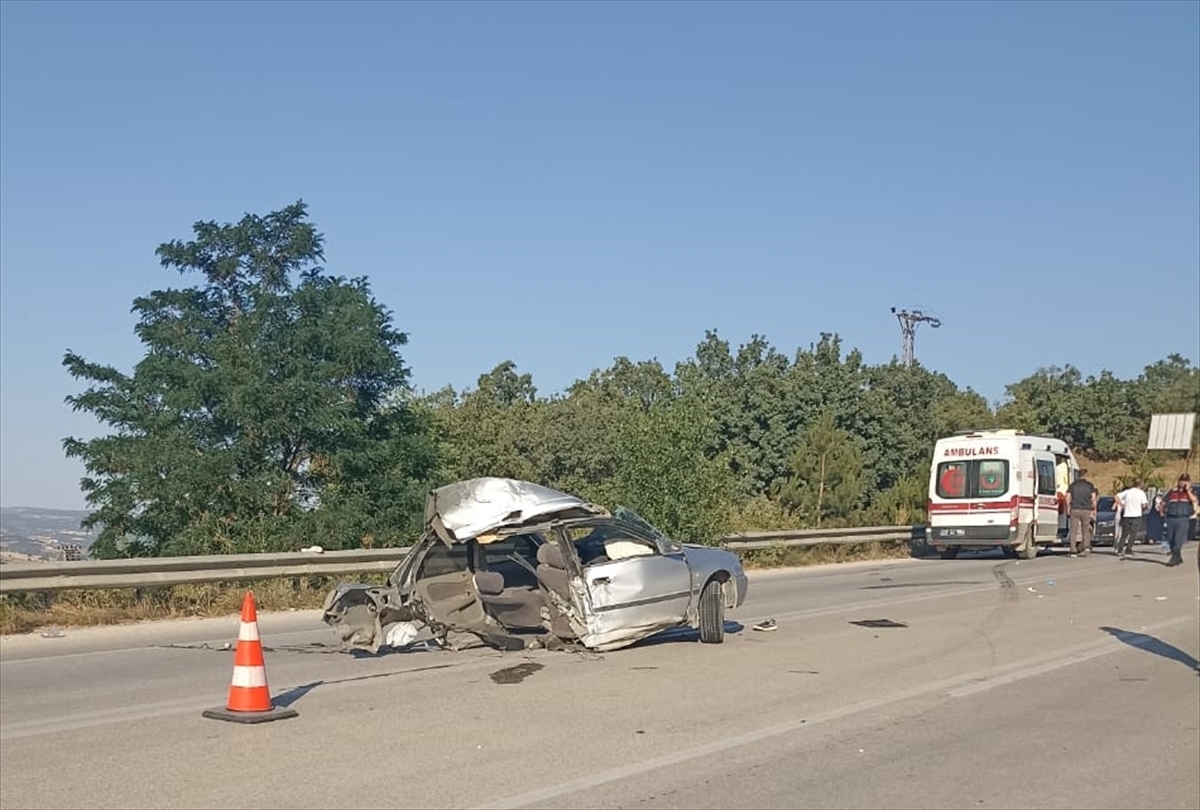 Çorum'da Korkutan Trafik Kazası: Yolcu Minibüsü ve Otomobil Çarpıştı