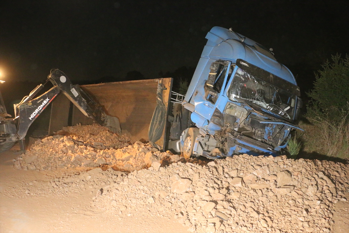 Manisa'da Trafik Kazası Üzüntü Yarattı Traktör Sürücüsü Hayatını Kaybetti