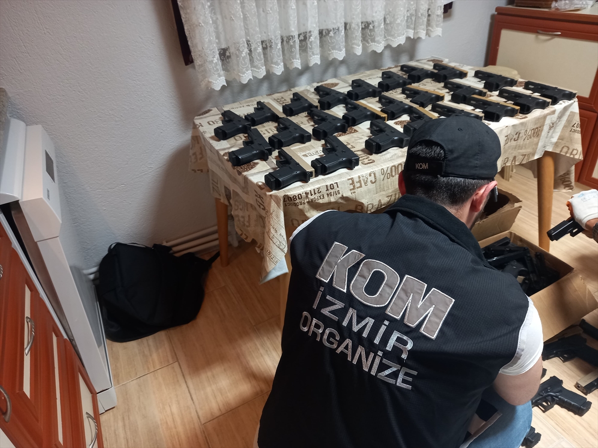 İzmir'de Geniş Kapsamlı Silah Kaçakçılığı Operasyonu