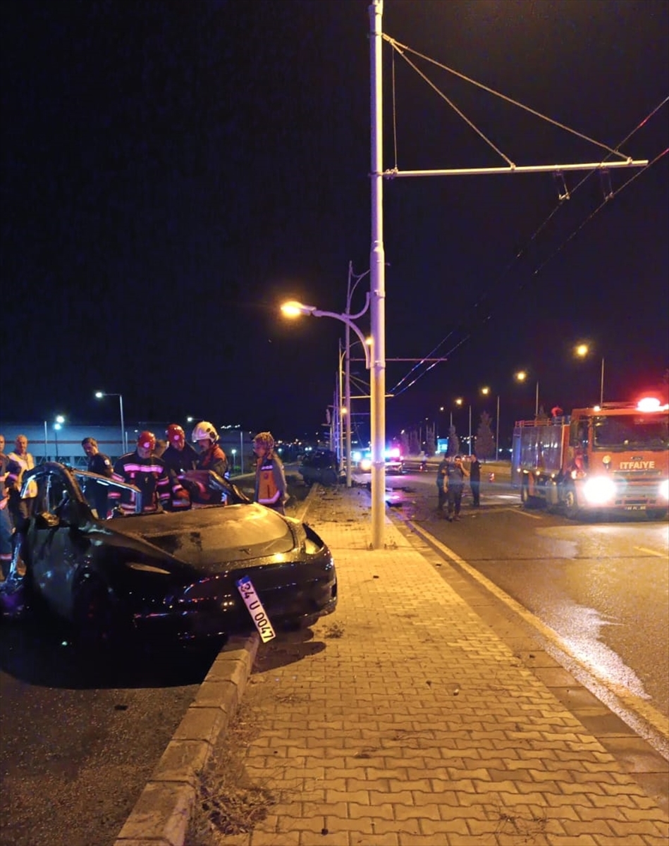 Malatya'da Feci Kaza: Direğe Çarpan Otomobil Yangına Sebep Oldu