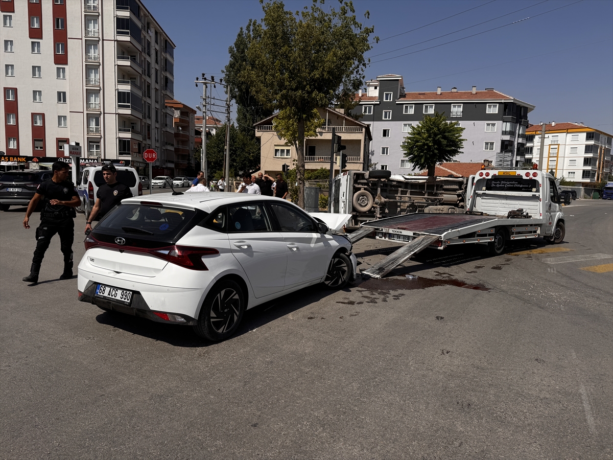 Aksaray'da Servis Minibüsü ve Otomobil Kazası: 8 Öğrenci Yaralı