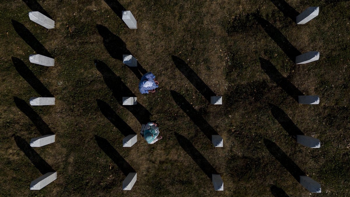 Srebrenitsa Soykırımı'nın 30. Yılında Potoçari'de Hüzünlü Sessizlik