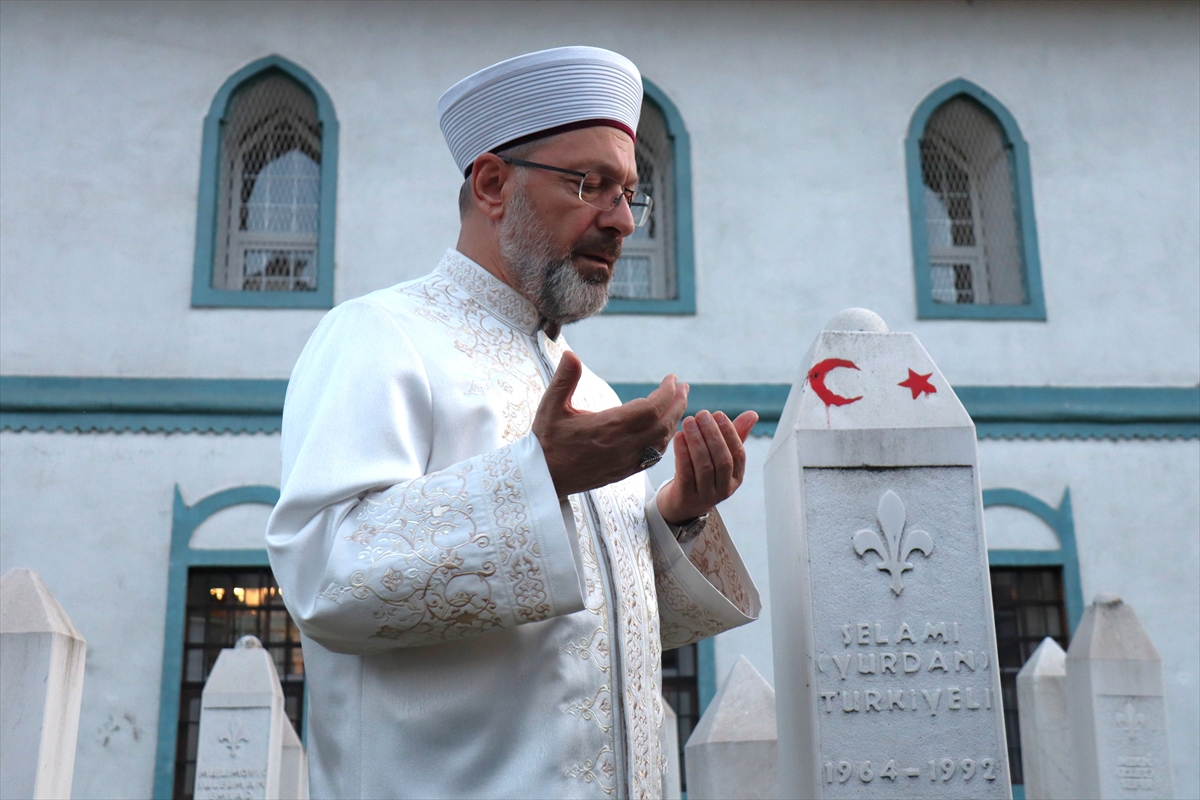 Ali Erbaş, Bosna Savaşı'nda Şehit Düşen Selami Yurdan'ın Kabrini Ziyaret Etti
