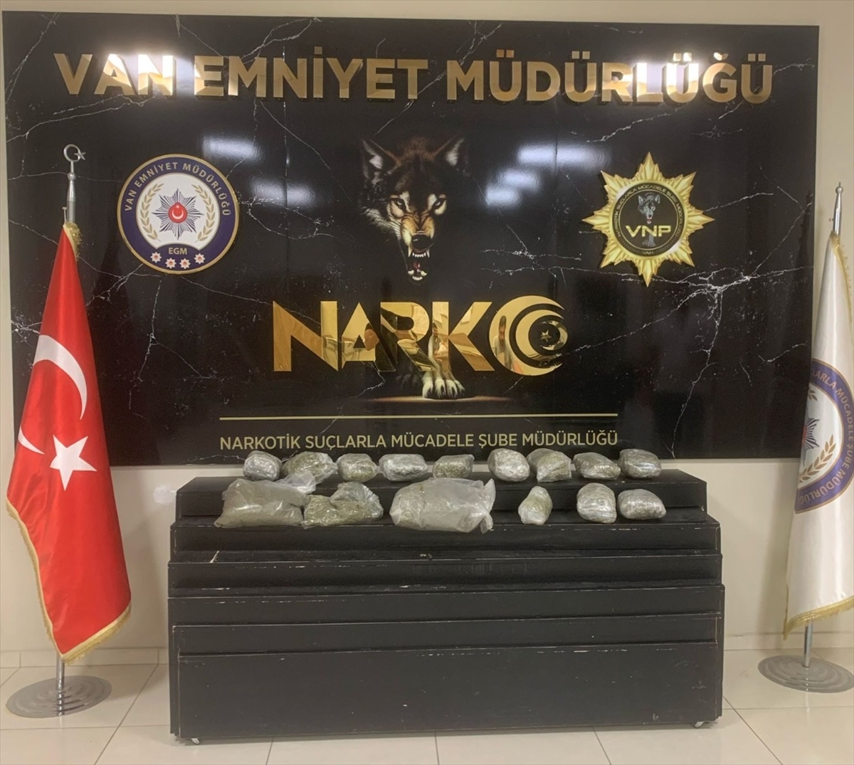 Edremit'te Uyuşturucu Operasyonu: 10 Kilo Skunk Ele Geçirildi
