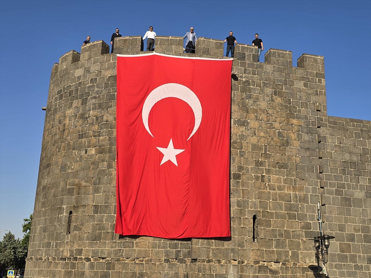 Tarihi Diyarbakır Surları'nda Türk Bayrağı Dalgalandı: Teröre Karşı Birlik Mesajı