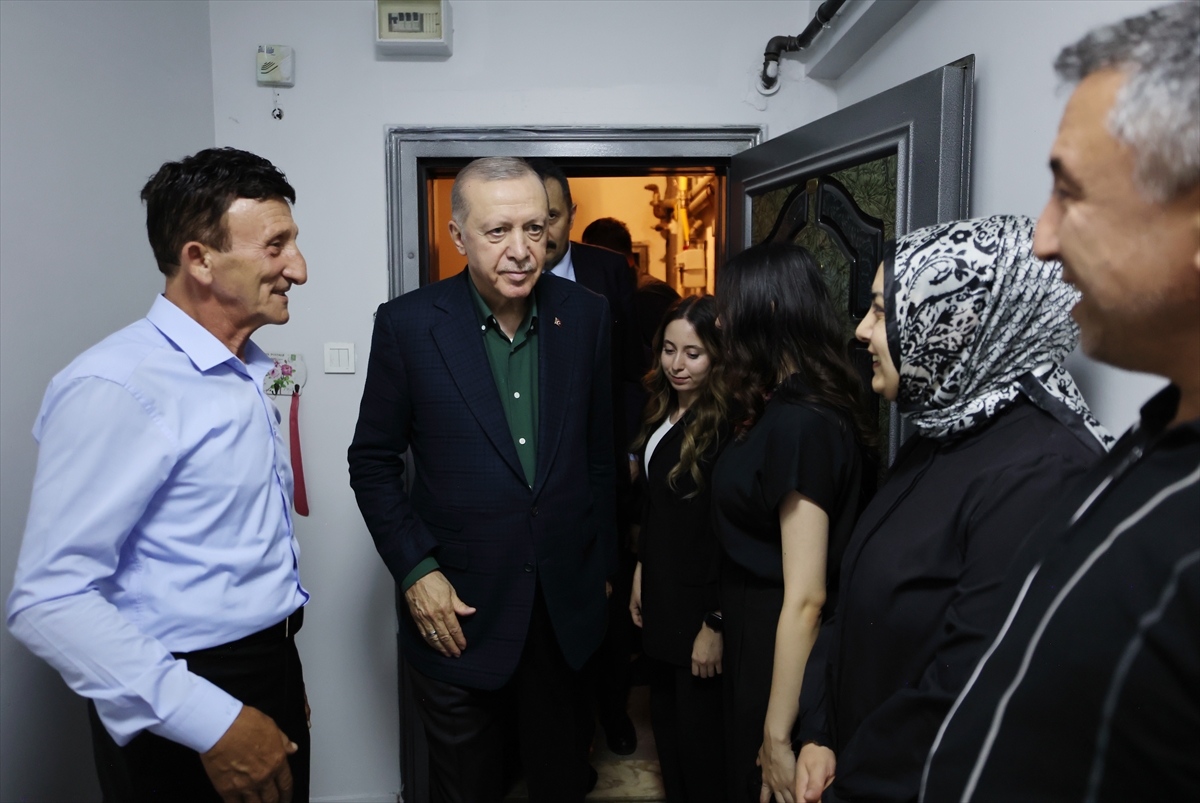 Cumhurbaşkanı Erdoğan Şehit Ailesine Anlamlı Ziyaret Gerçekleştirdi
