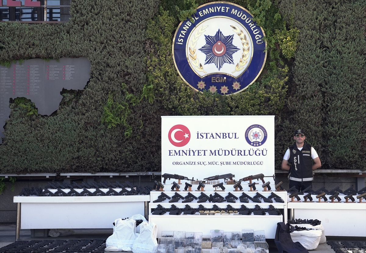 İstanbul'da Dev Suç Operasyonu: Yüzlerce Silah Ele Geçirildi