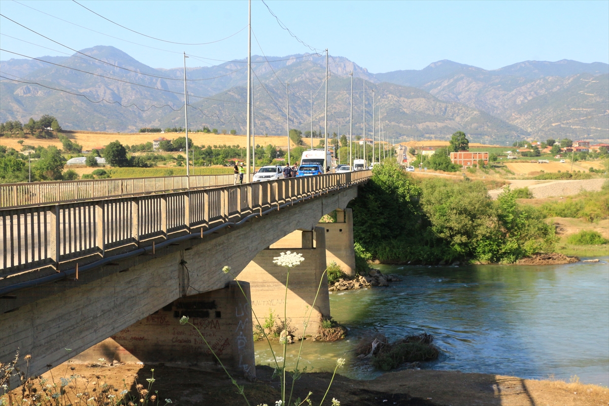 Tokat'ta Kelkit Çayı'nda Mahsur Kalan Kadın İtfaiye Tarafından Kurtarıldı