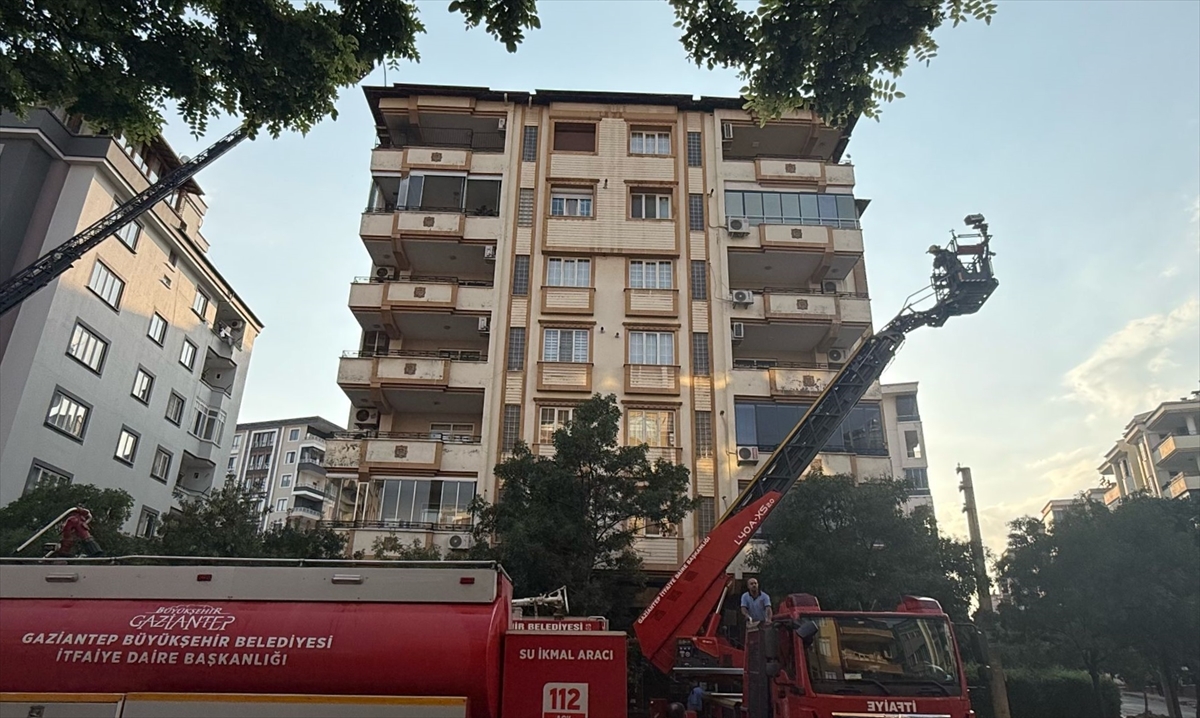 Gaziantep'te Çatıda Çıkan Yangın Vatandaşları Korkuttu