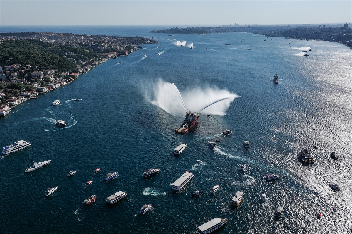 İstanbul Boğazı'nda 15 Temmuz Şehitleri İçin Anlamlı Geçiş