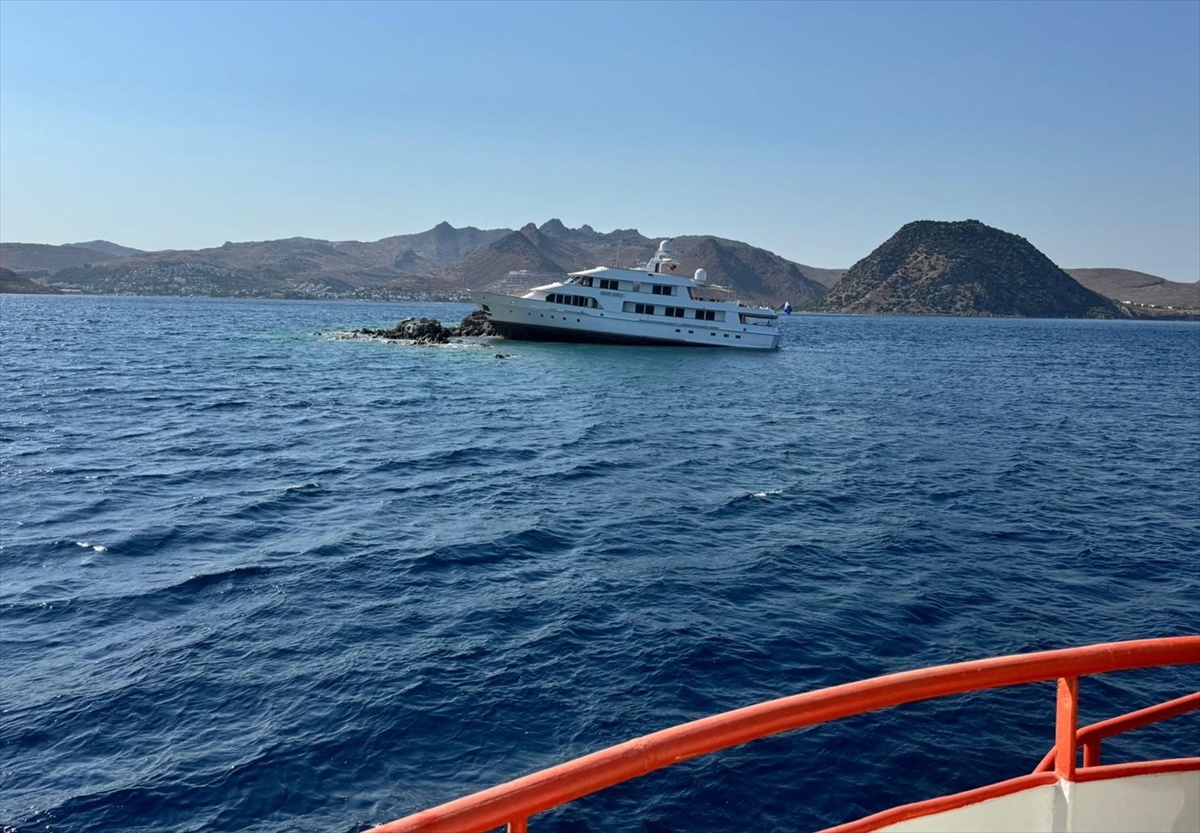 Bodrum'da Kayalıklara Çarpan Lüks Yat İçin Kurtarma Operasyonu Devam Ediyor