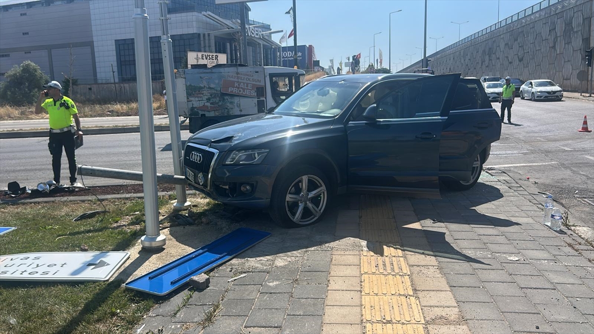 Sivas'ta Meydana Gelen Trafik Kazasında 4 Kişi Hastaneye Kaldırıldı