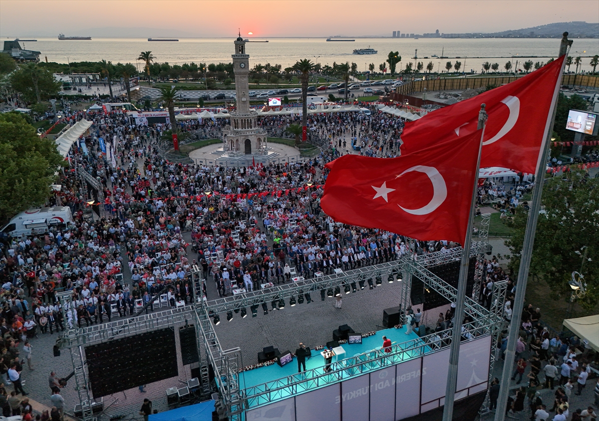 İzmir'de AK Parti'den 15 Temmuz'un Yıldönümünde Şehitler Anıldı