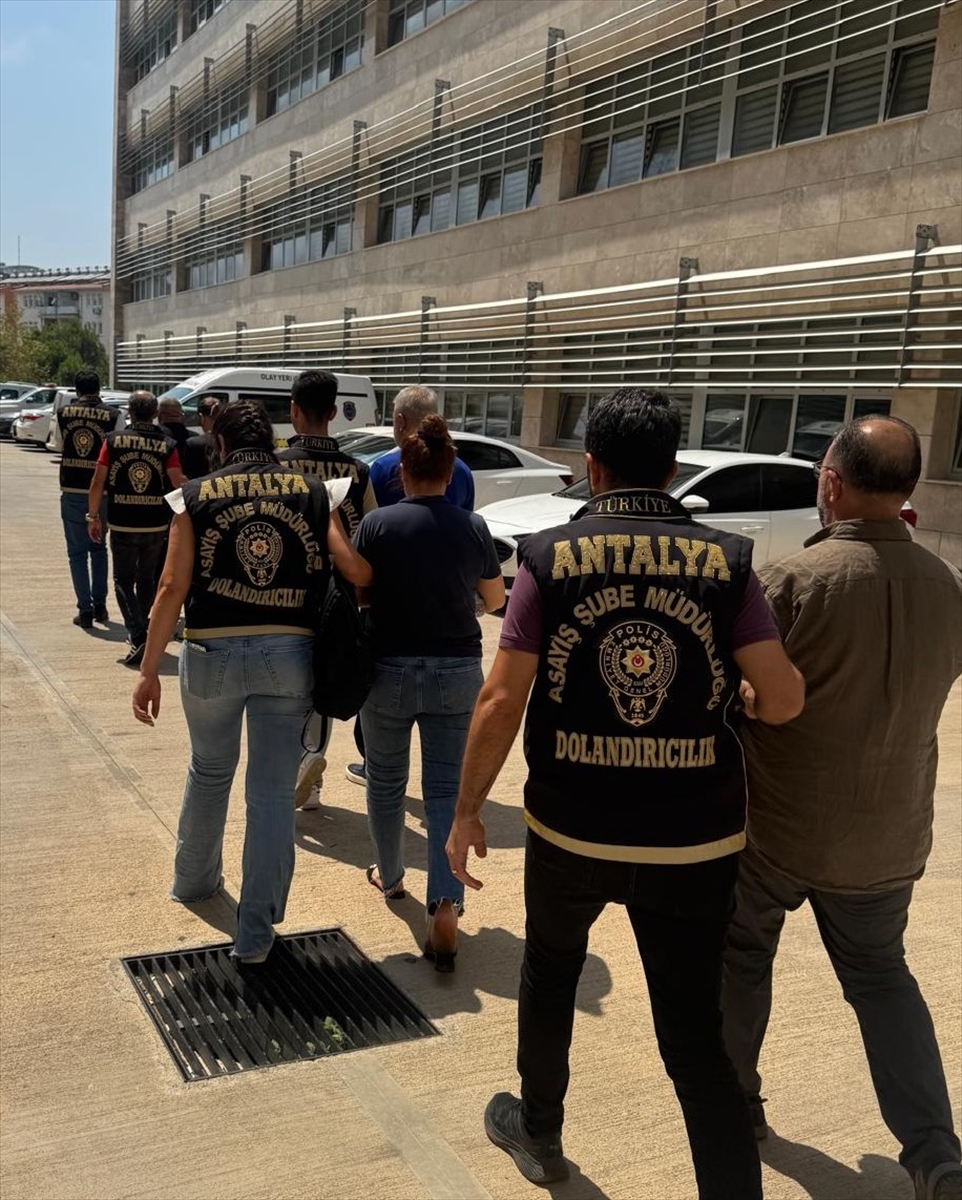 Antalya'da Dolandırıcılık Operasyonu: 5 Şüpheli Gözaltına Alındı, 2 Kişi Tutuklandı