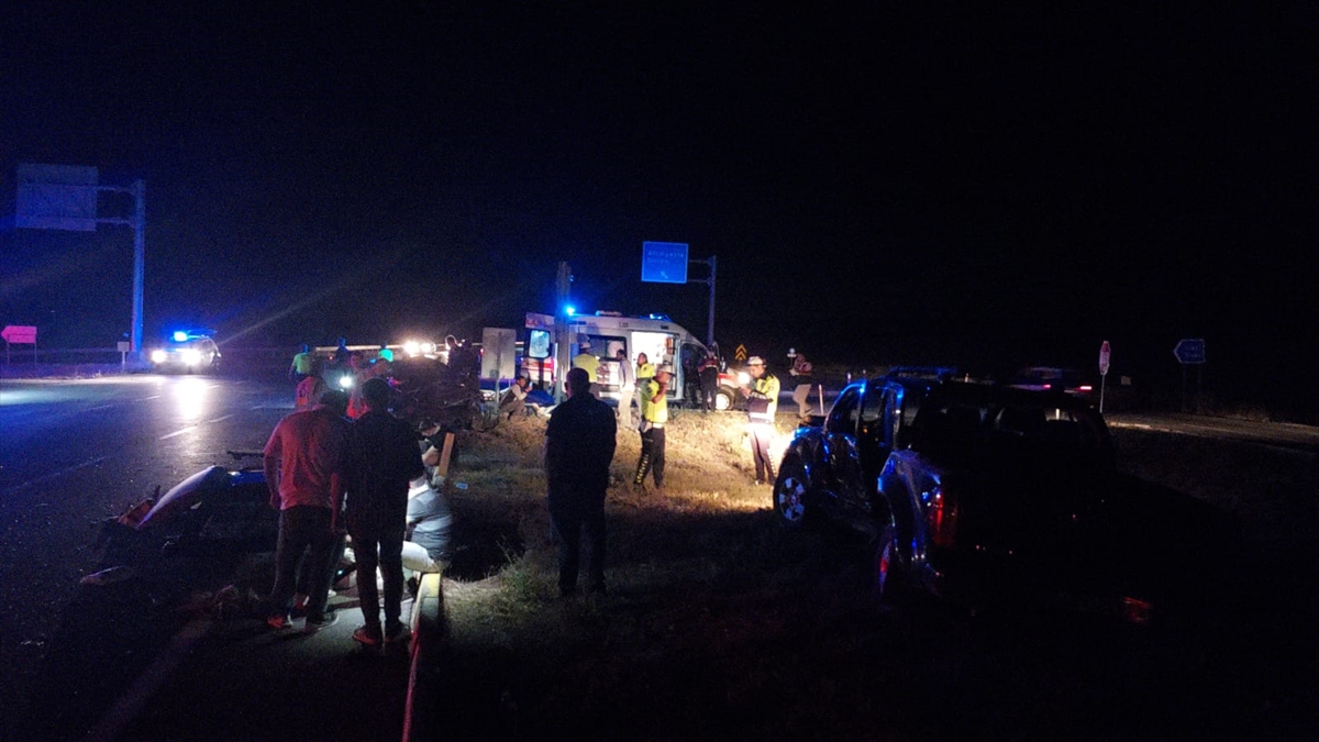 Eski Bitlis Valisi Erol Karaömeroğlu Kangal'da Trafik Kazasında Yaralandı