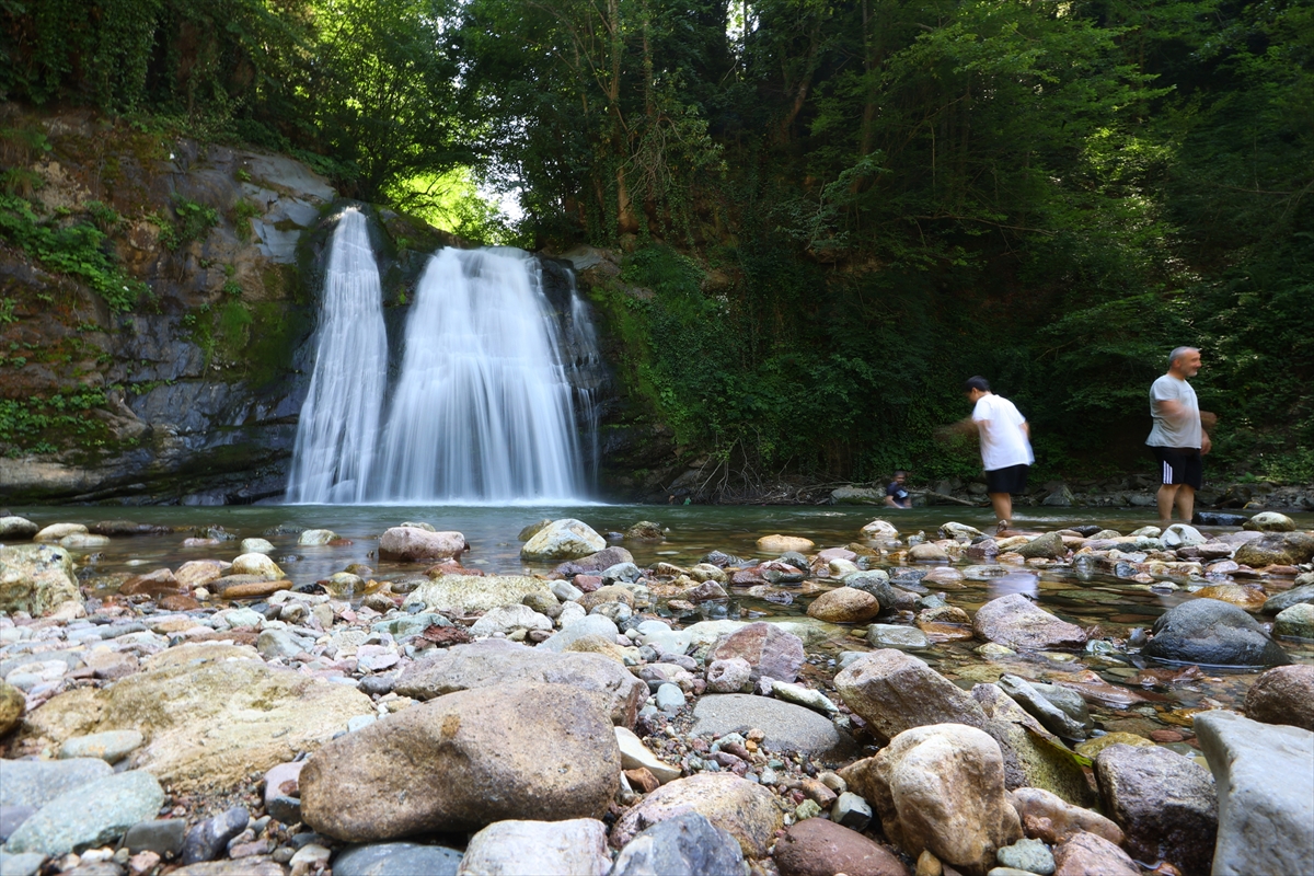 Trabzon'un Doğal Harikası Canikdere Şelalesi Turistleri Büyülüyor