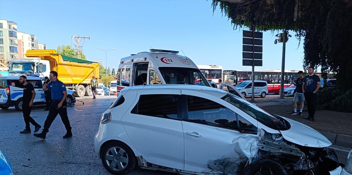 Samsun'da Polis Ekip Aracıyla Sivil Aracın Çarpışması Sonucu Yaralanmalar Yaşandı