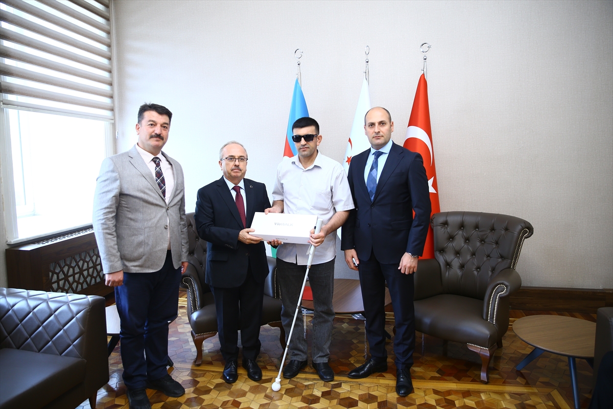 Azerbaycanlı Gazilere Türk Tasarımı Akıllı Baston Desteği