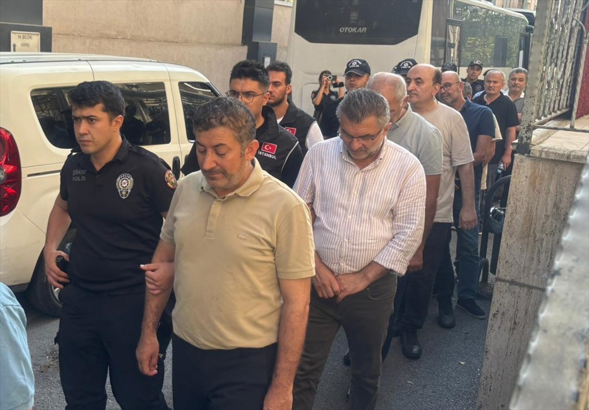 FETÖ Operasyonunda Gözaltına Alınan 51 Kişi İstanbul'da Adliyede