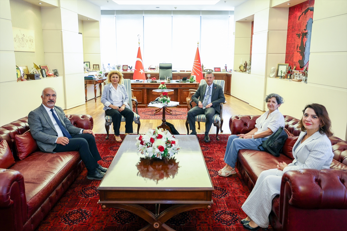 CHP Lideri Özgür Özel'den KESK'e Önemli Ziyaret