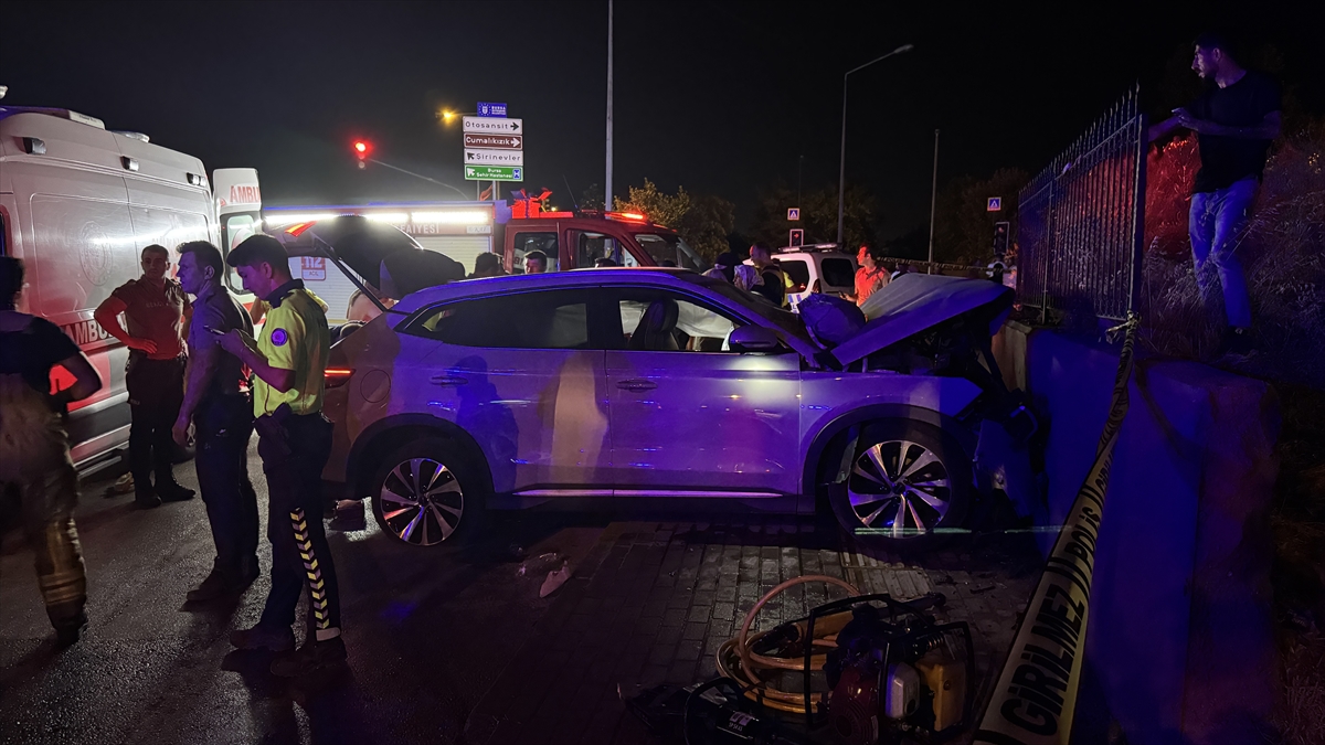 Bursa'da Trafik Kazası: Cip ve Otomobil Çarpıştı, 8 Kişi Yaralandı