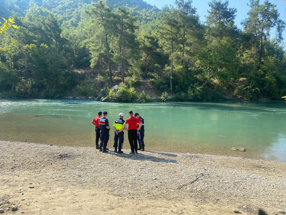 Antalya'da Kaçan Top Trajedisi: Akıntıya Kapılan Çocuk İçin Arama Operasyonu