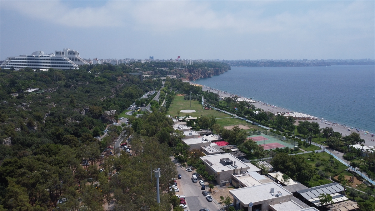 Antalya Sıcak Hava Dalgasıyla Mücadele Ediyor