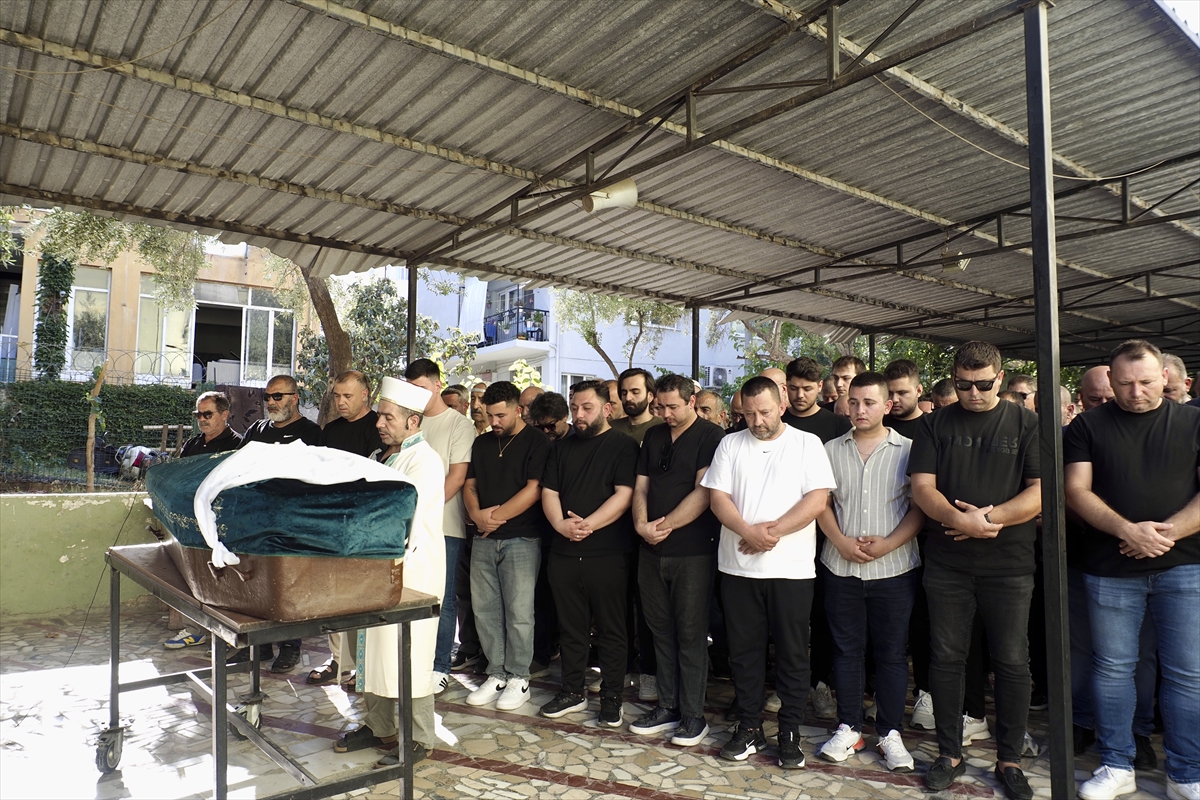 İzmir'de Şiddet: Eski Eş Tarafından Öldürülen Kadın Son Yolculuğuna Uğurlandı