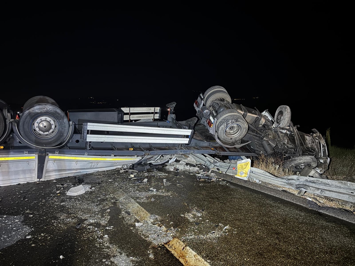 İstanbul-İzmir Otoyolu Trafik Kazası: Tır Kazası Deprem Etkisi Yarattı
