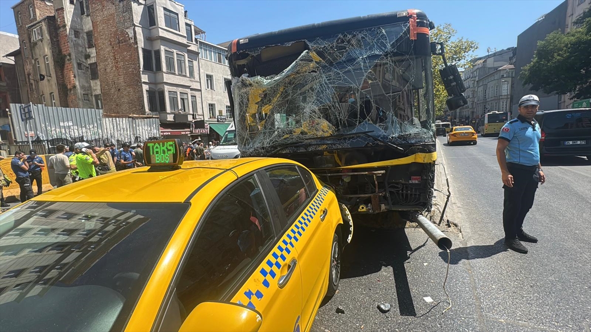Beyoğlu'nda Zincirleme Trafik Kazası Kaos Yarattı
