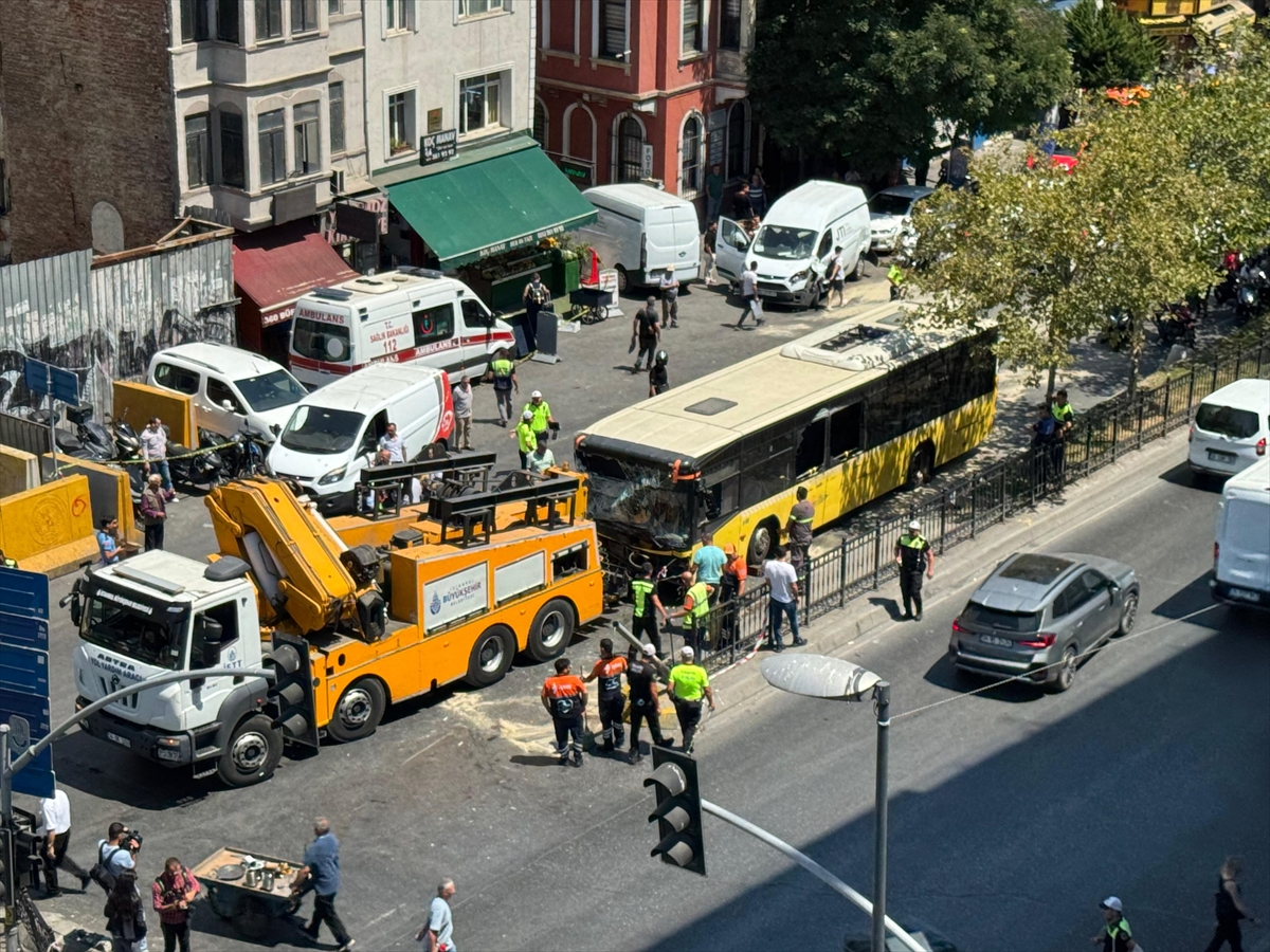Beyoğlu'nda Zincirleme Kaza: 9 Araç Birbirine Girdi, 5 Yaralı
