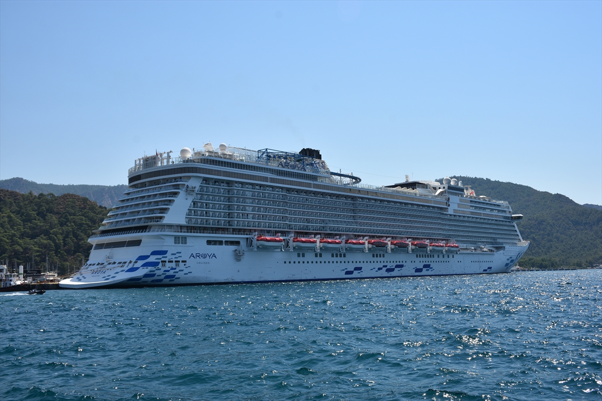Lüks Kruvaziyer "Aroya" Marmaris'te Turistlerle Coşku Yarattı