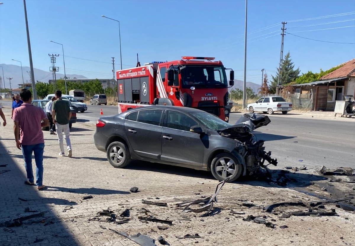 Malatya'da Trafik Kazası: İki Otomobil Çarpıştı, 1 Kişi Hayatını Kaybetti