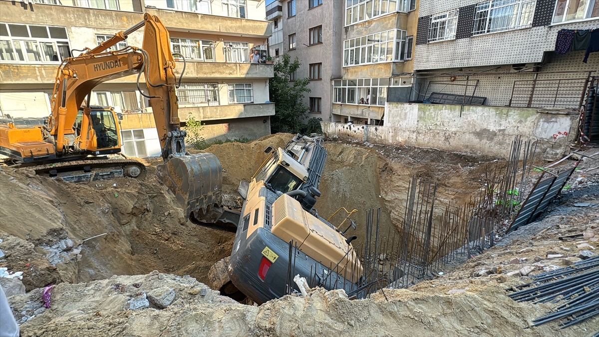 İstanbul'da İnşaat Çalışmasında Büyük Tehlike: İş Makinesi Devrildi