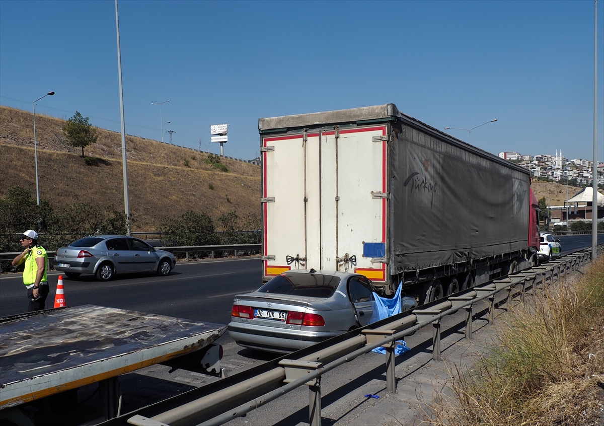 İzmir Çevre Yolu'nda Feci Kaza: Otomobil Tıra Çarptı, 1 Ölü 1 Yaralı