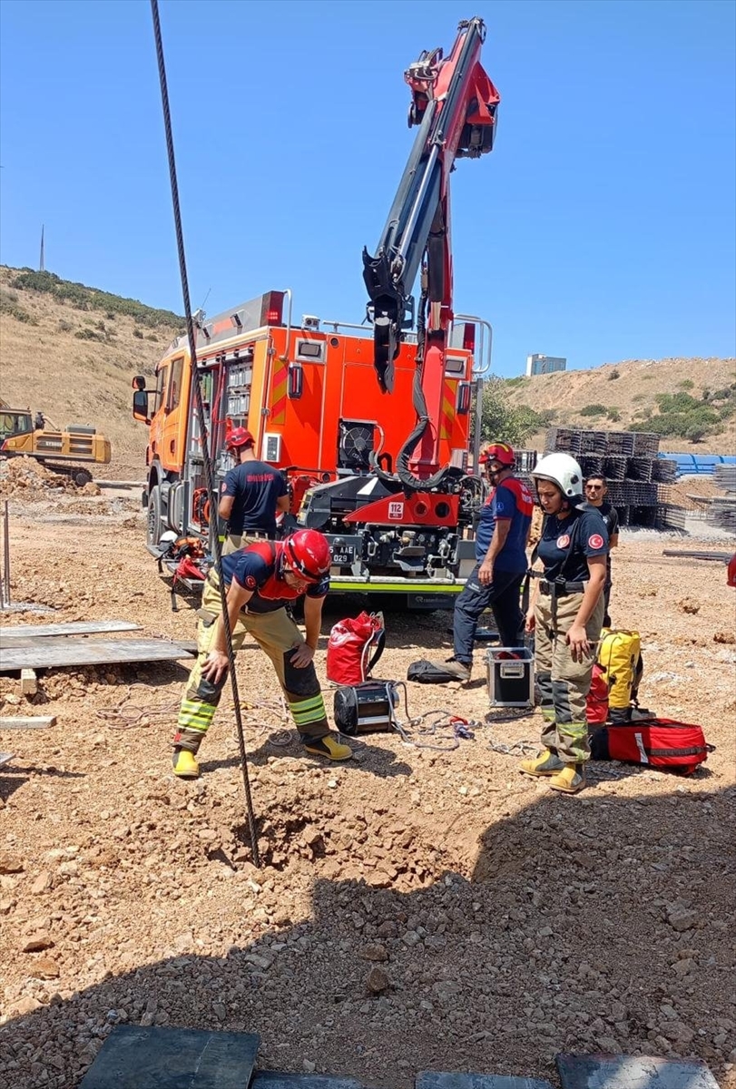 İzmir'de Kuyuya Düşen Adamı İtfaiye Kurtardı
