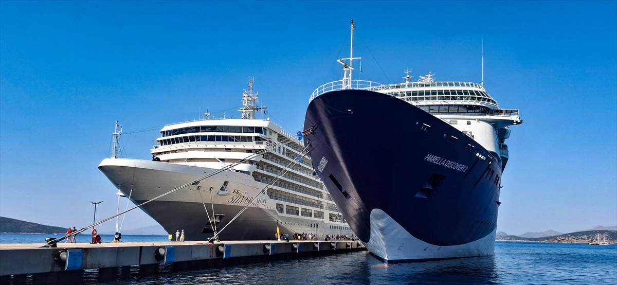 Bodrum'a Turist Akını: İki Büyük Kruvaziyer Limana Demir Attı