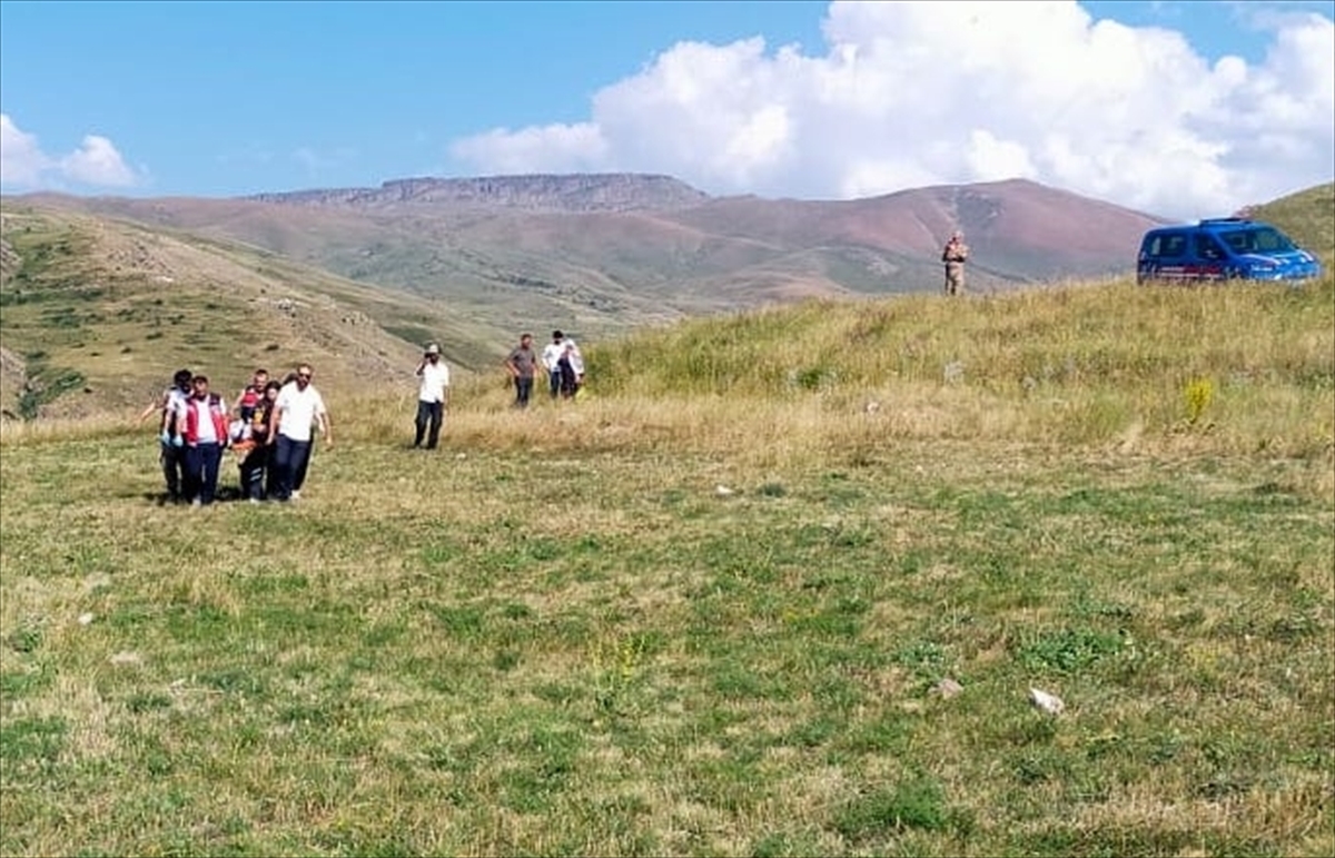 Erzurum'da Biçerdöver Faciası: Yaralının Yardımına Ambulans Helikopter Yetişti