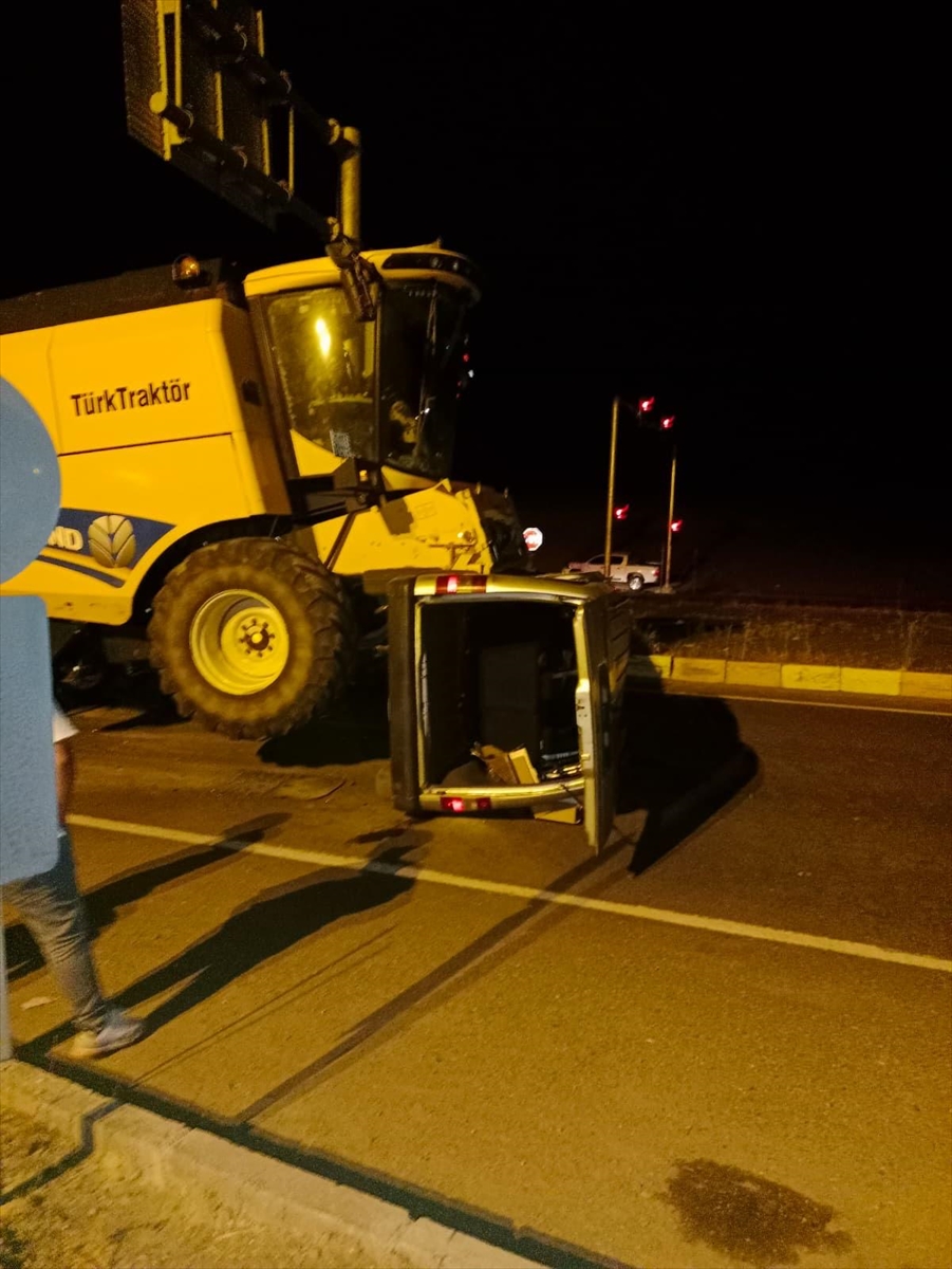 Ağrı'da Biçerdöver ve Kamyonet Çarpıştı: İki Yaralı