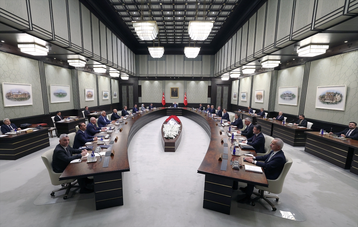 Cumhurbaşkanlığı Kabinesi Gündemdeki Konuları Ele Alıyor