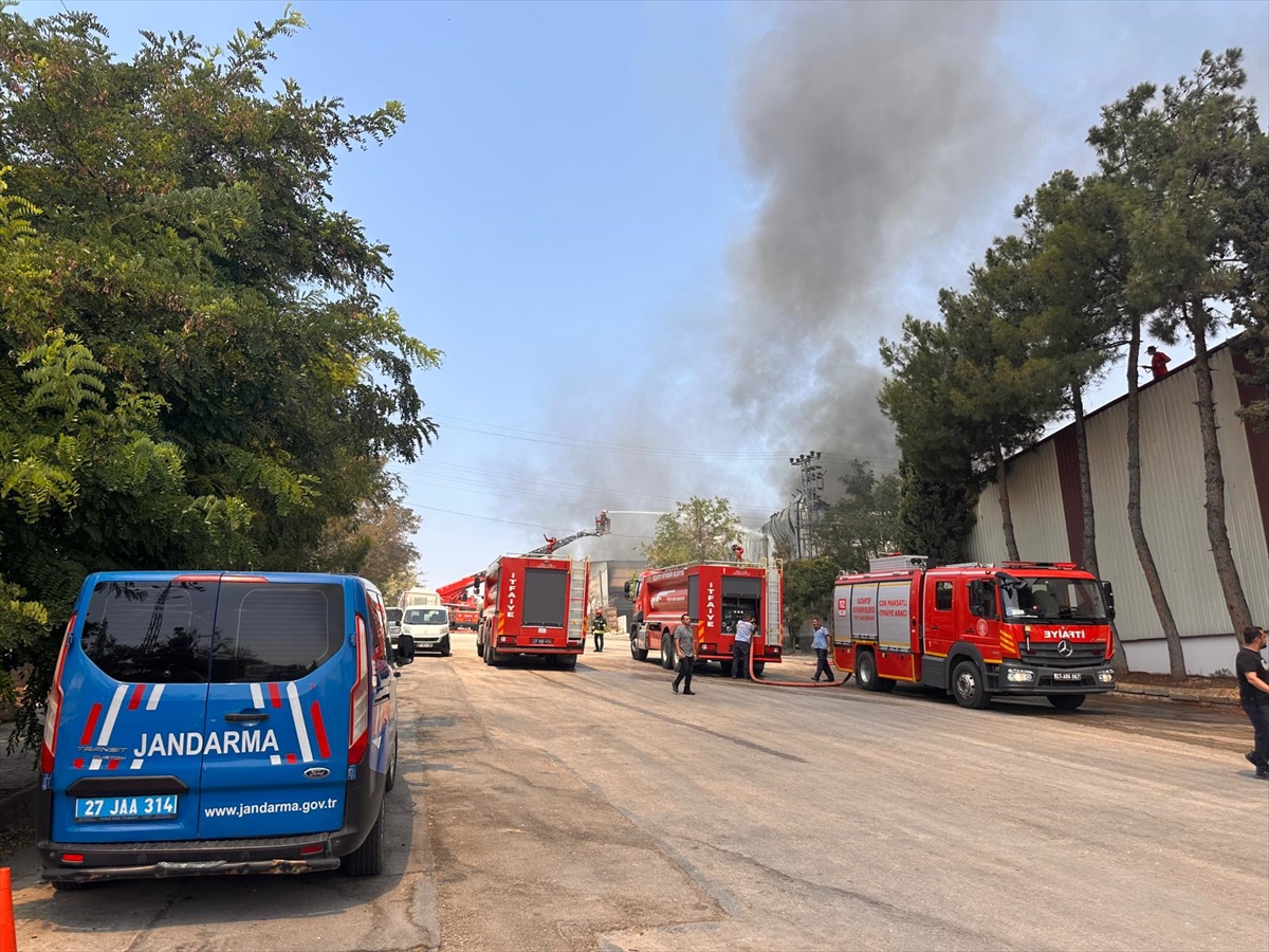 Gaziantep'te Halı Fabrikası Yangınına Acil Müdahale Başladı