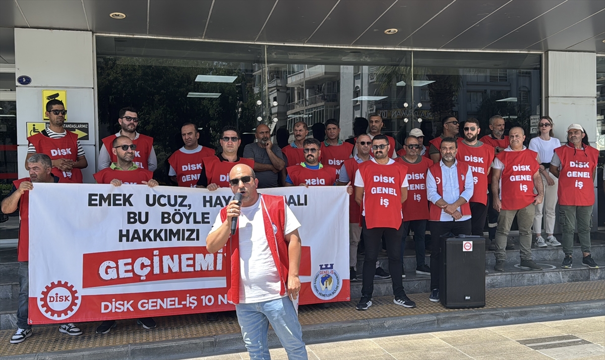 İzmir'de Karşıyaka Belediyesi İşçilerinden Maaş Eylemi