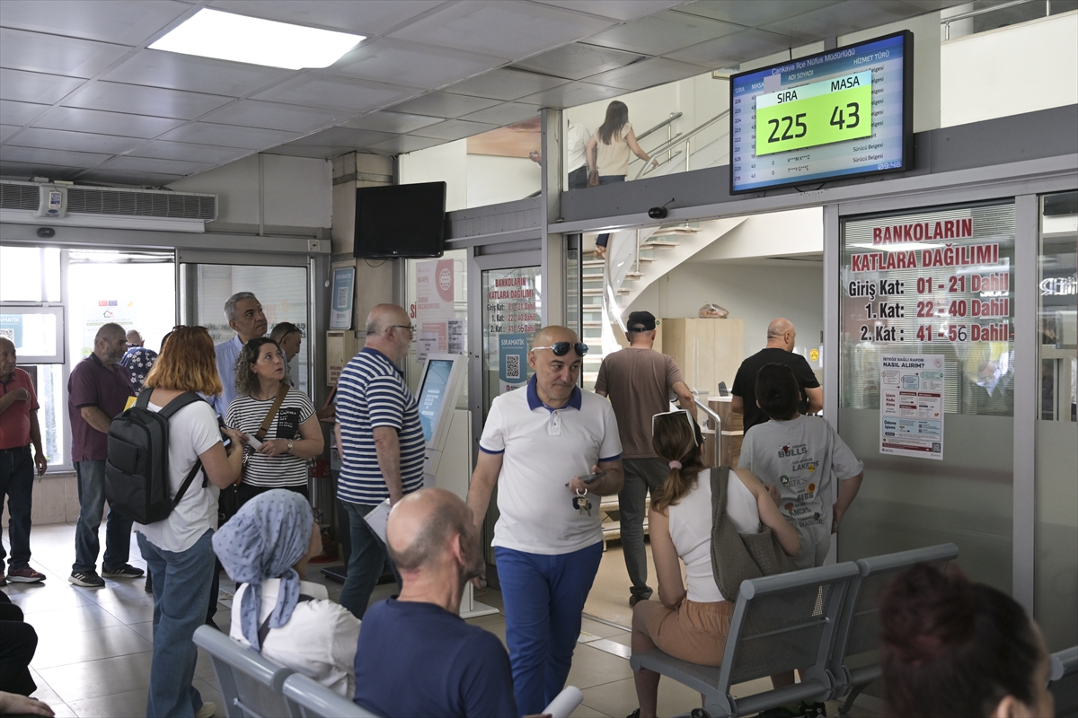 Eski Ehliyetler İçin Yenileme Süresi Doluyor: Nüfus Müdürlüklerinde Yoğunluk