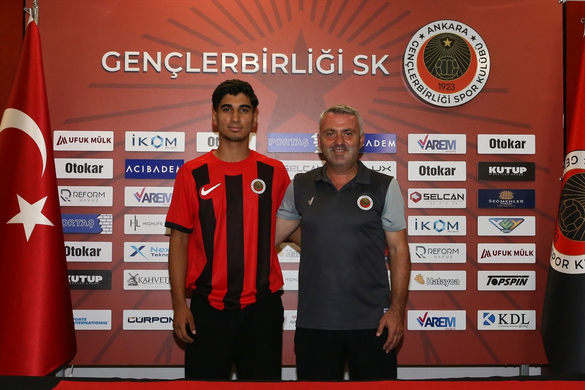 Gençlerbirliği'nde Geleceğin Yıldızı Seyfi Toprak Kıskanç Profesyonel Oldu