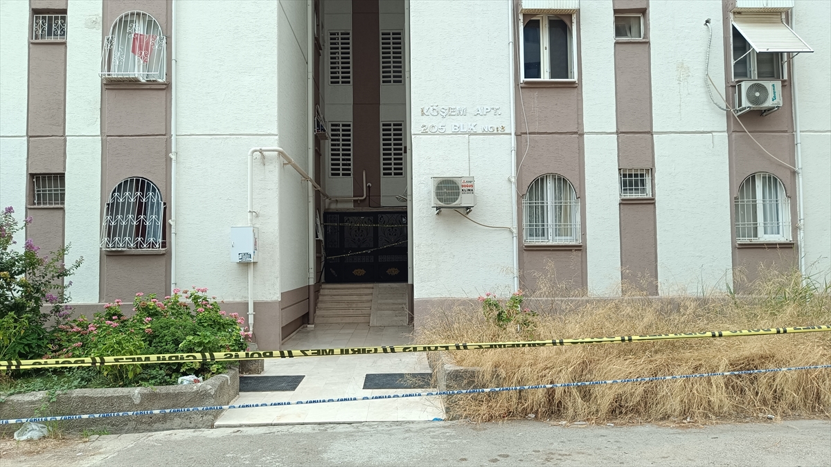 Adana'da Çöken Merdiven Faciası: 20 Kişi İtfaiye Tarafından Tahliye Edildi
