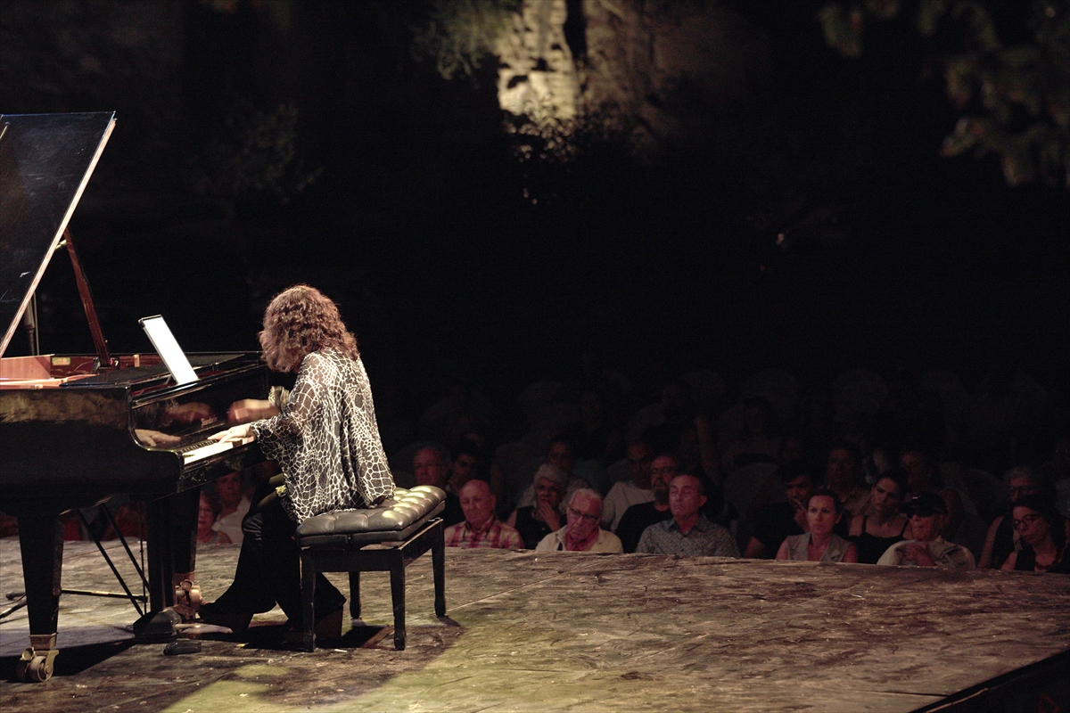 Katya Apekisheva Gümüşlük'te Tarihi Performans Sergiledi