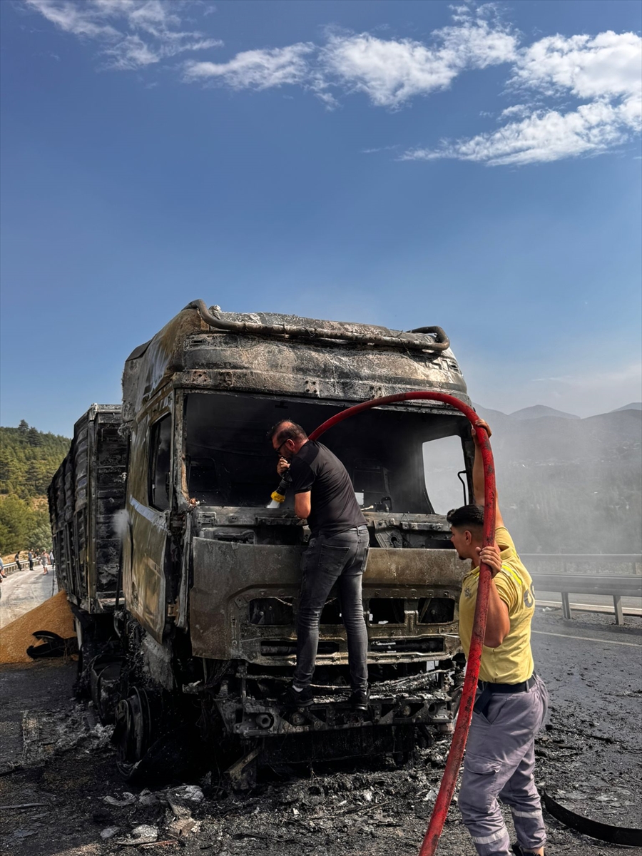 Burdur'da Buğday Yüklü Tır Tamamen Yanarak Kül Oldu