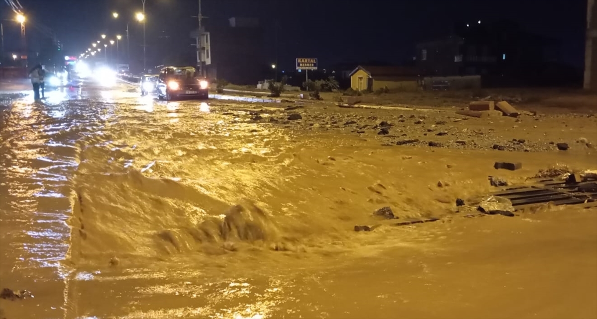 Konya'da Şiddetli Sağanak Hayatı Felç Etti
